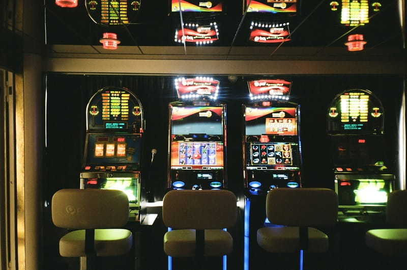 Drei Spielautomaten nebeneinander.