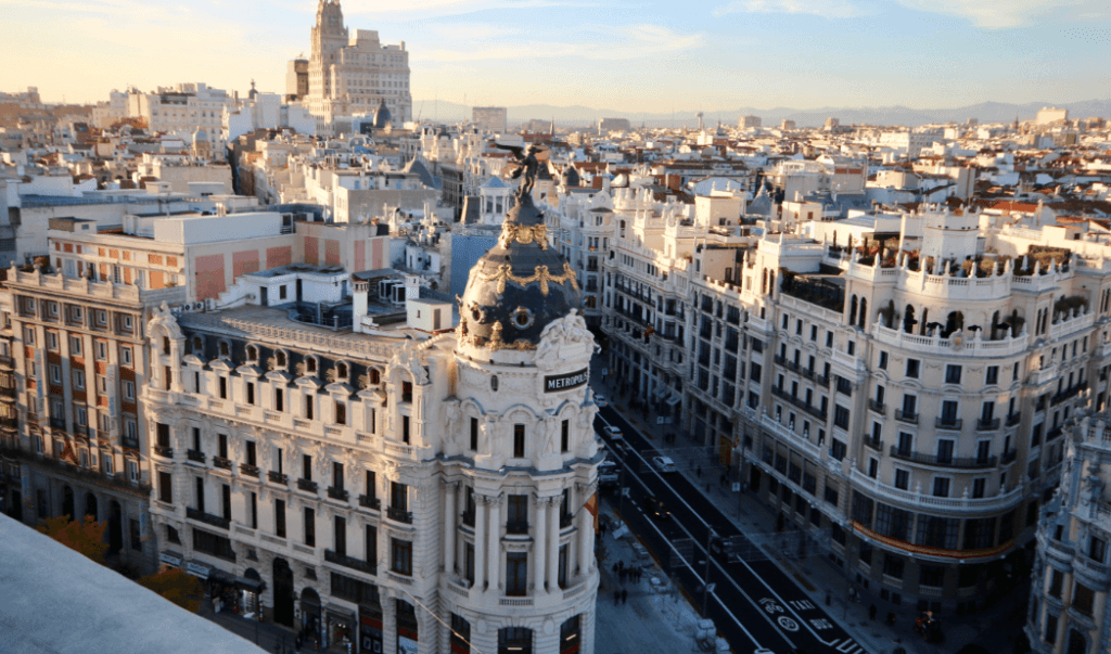 Ein Blick auf die Dächer von Madrid, Spanien.