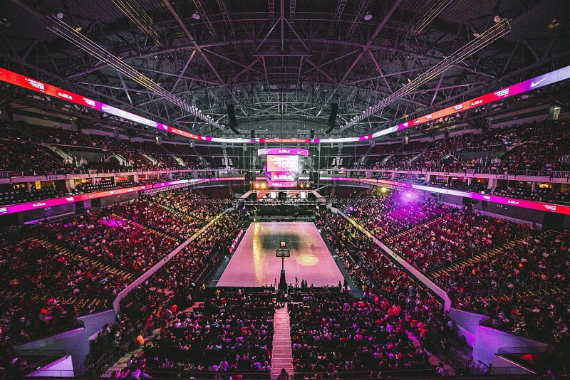 Ein gefülltes NBA-Basketballstadion in den USA.