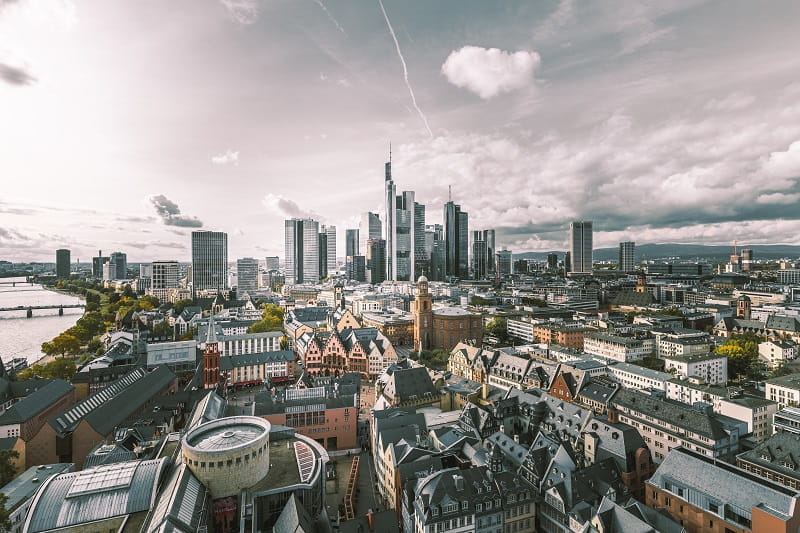 Die Skyline von Frankfurt am Main, Hessen, Deutschland.