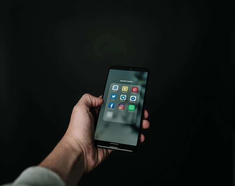 Ein Smartphone zeigt verschiedene Social-Media-Apps. 