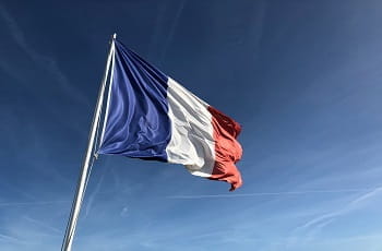 Eine französische Flagge im Wind.