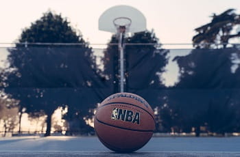 Ein NBA-Basketball liegt auf dem Spielfeld.