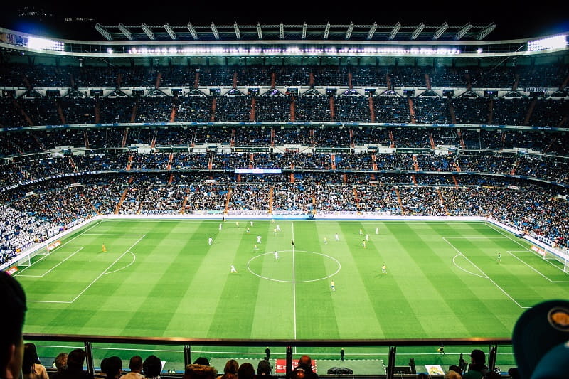 Blick von den Rängen eines Fußballstadions.