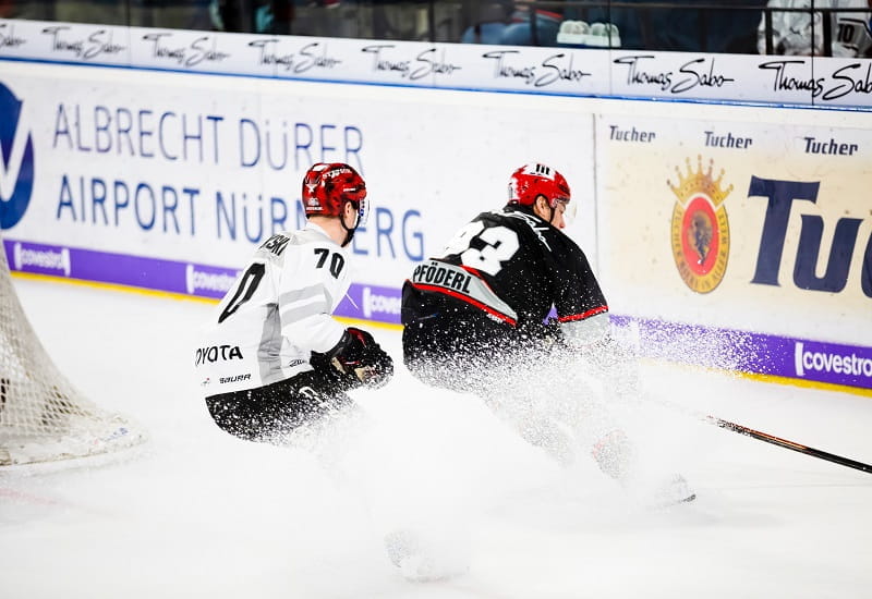 Zwei Eishockeyspieler im Zweikampf.
