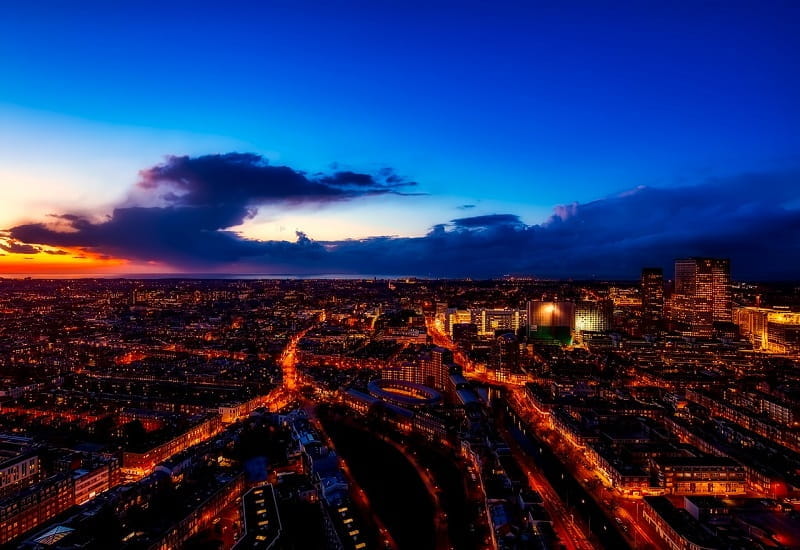 Die Skyline von Den Haag am Abend.