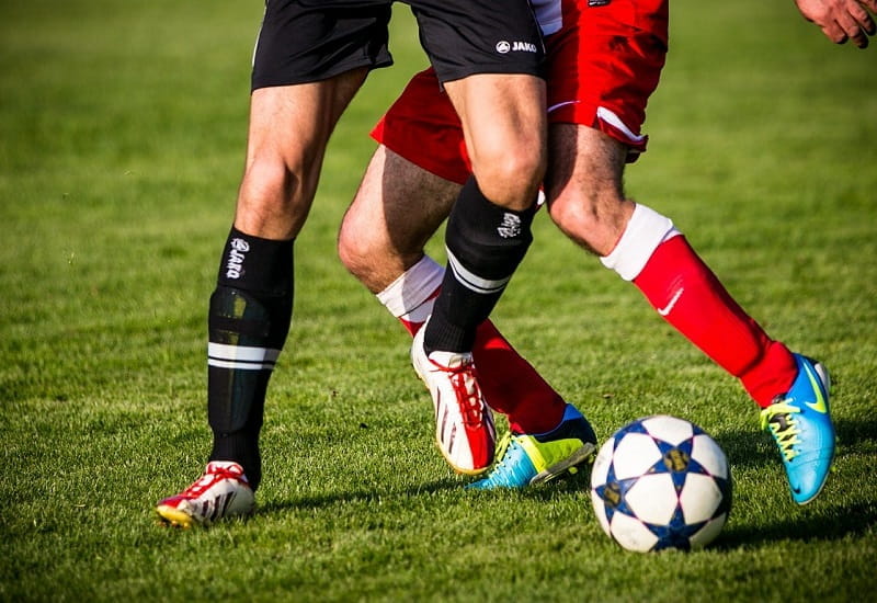 Zwei Fußballspieler im Zweikampf.