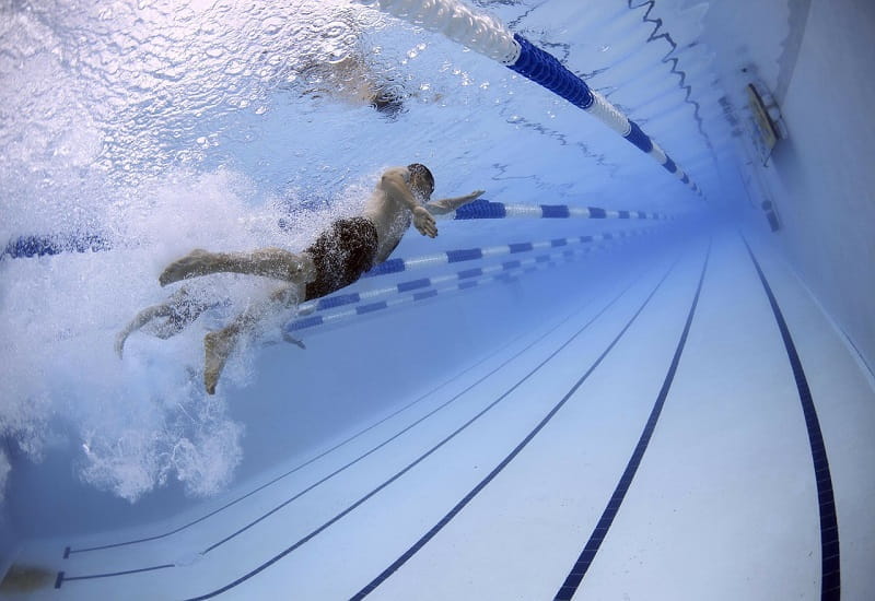 Ein Schwimmer während eines Wettkampfes.