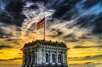Eine deutsche Flagge weht auf dem Bundestag.
