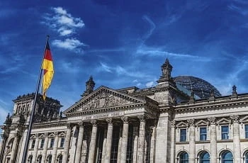Eine deutsche Flagge vor dem Bundestag.