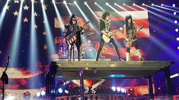 KISS plant eigenes Casino