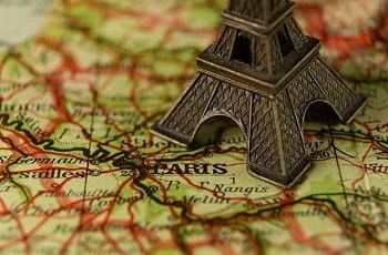 Eine Frankreich-Karte mit Eifelturm.