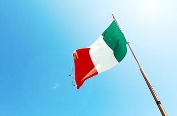 Eine italienische Flagge im Wind.