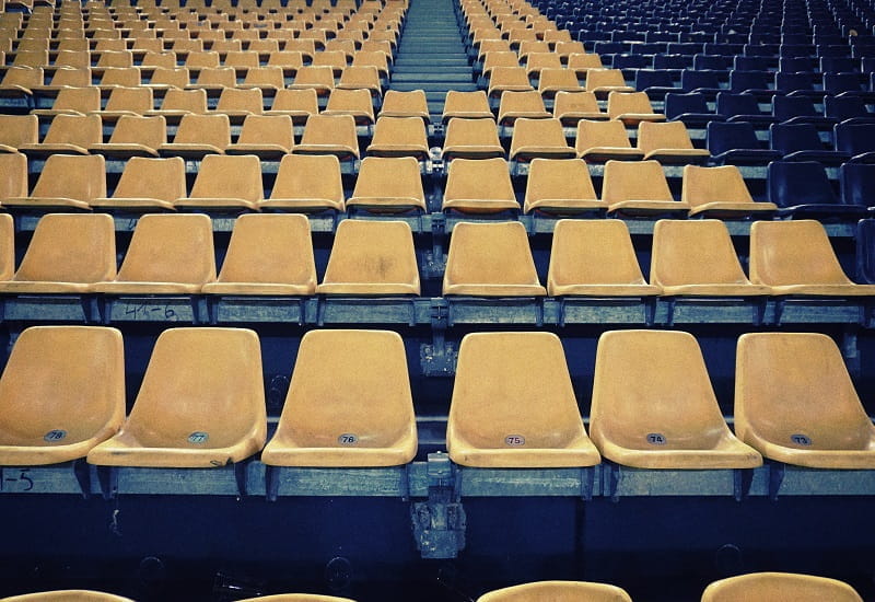 Eine leere Zuschauerloge im Fußballstadion.