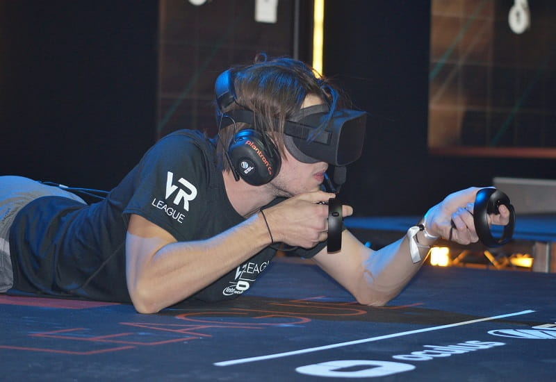 Ein Mann mit einem VR-Headset beim Schießen.
