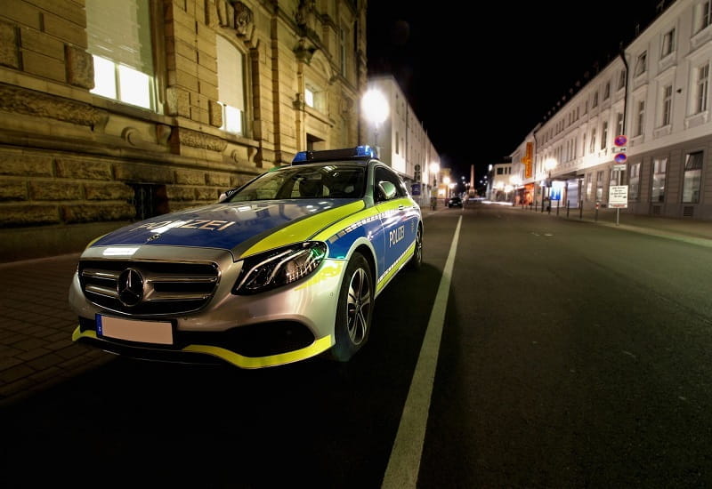 Ein deutscher Polizeiwagen im nächtlichen Einsatz.