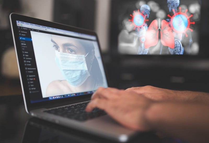 Ein Internetnutzer informiert sich über das Coronavirus.