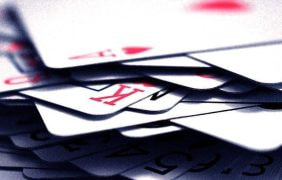 Ein Stapel Pokerkarten unsortiert übereinander.