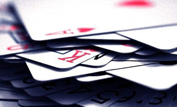 Ein Stapel Pokerkarten unsortiert übereinander.