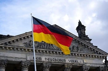 Eine deutsche Flagge vor dem Bundestag.