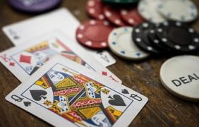 Poker-Equipment auf einem Tisch.