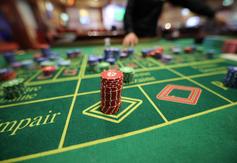 Ein Stapel Pokerchips auf einem Spieltisch.