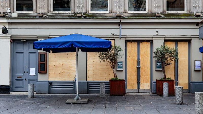 Mit Holzbrettern vernageltes, geschlossenes Geschäft.