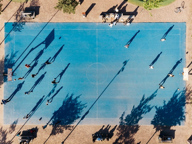 Spieler auf einem öffentlichen Basketballplatz in Schweden.