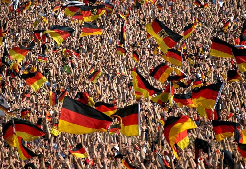 Deutsche Fußballfans jubeln im Stadion.