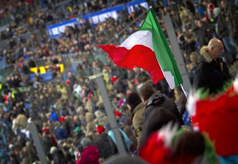 Italienische Fußballfans im Stadion.