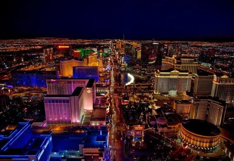 Las Vegas bei Nacht aus der Luft.