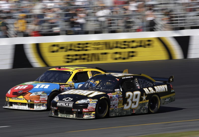 Duell zwischen zwei Stock-Cars der Rennserie Nascar.