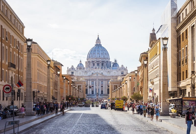 Eine belebte Hauptstraße in Rom, Italien.