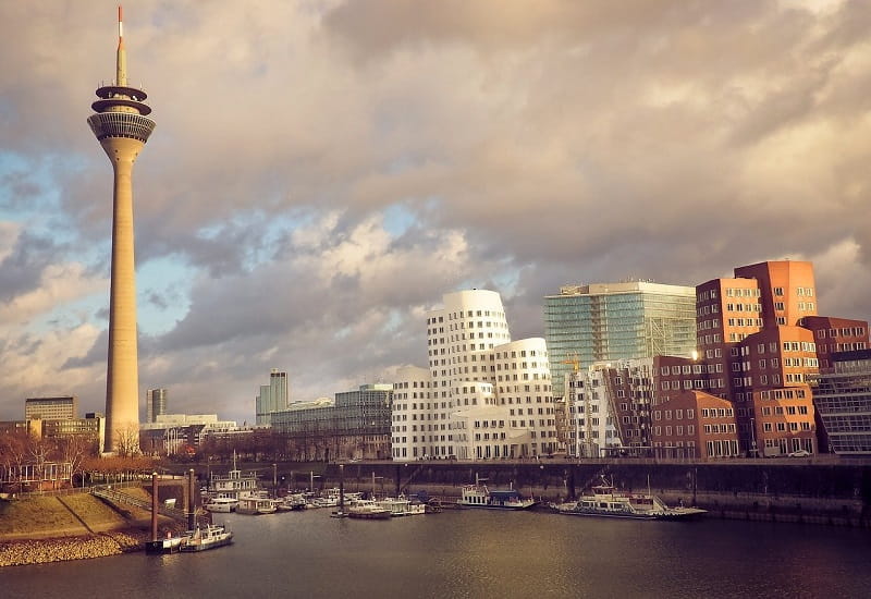 Die Skyline des Düsseldorfer Medienhafens.