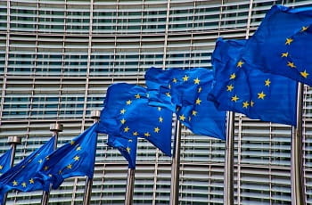 EU-Flaggen vor dem EU-Hauptsitz in Brüssel.
