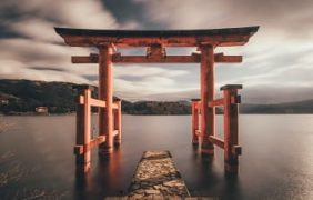 Ein japanischer Shinto-Schrein im Wasser.