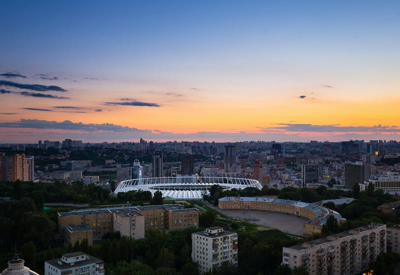 Die Skyline der ukrainischen Hauptstadt Kiew am Abend.