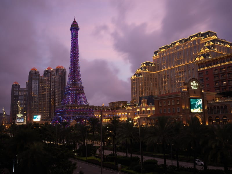 Die Casinos von Macau bei Nacht.