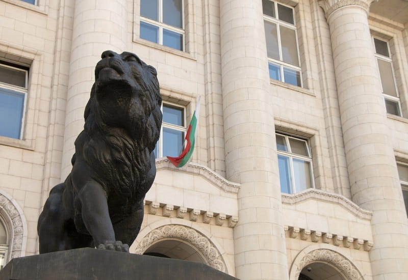 Die Statue des Löwen am bulgarischen Parlamentsgebäude.