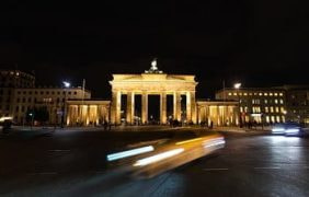 Das Brandenburger Tor in Berlin bei Nacht.