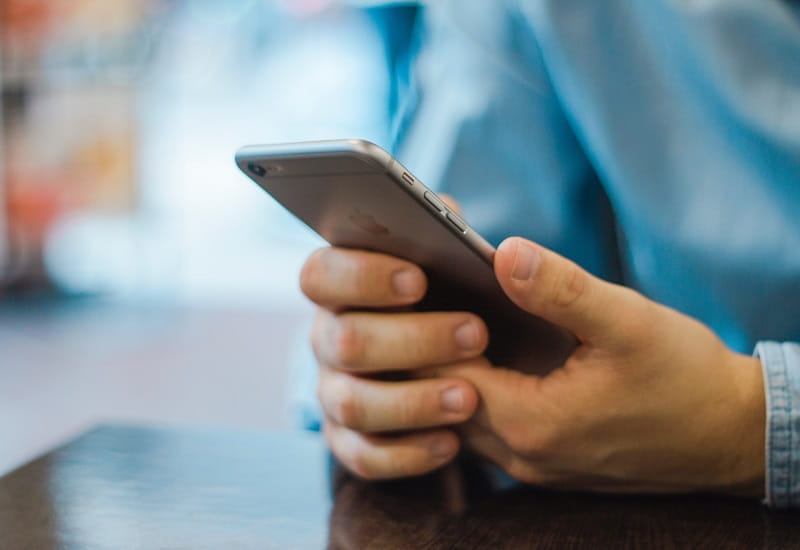 Ein Smartphone in der Hand seines Besitzes.