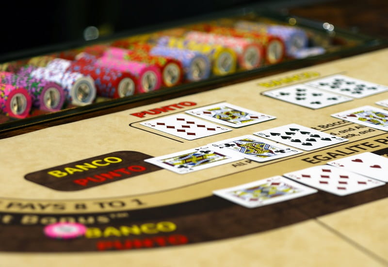 Spielkarten und Spielchips auf einem Baccarat-Tisch.