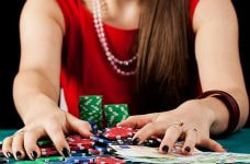 Dame gewinnt bei Poker