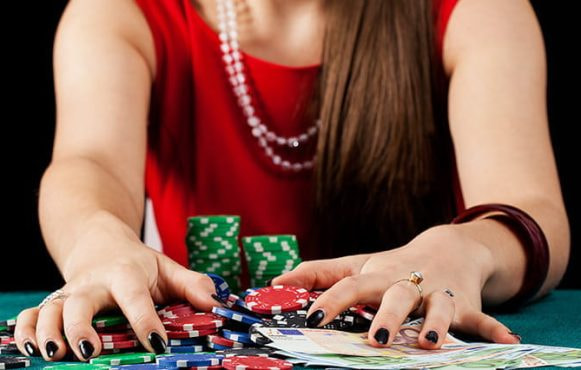 Dame gewinnt bei Poker