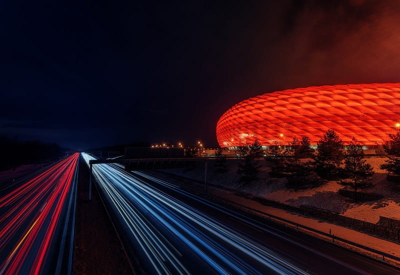 Die Allianz-Arena des FC Bayern München bei Nacht.