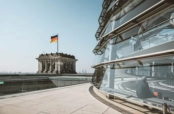 Eine deutsche Flagge auf dem Bundestag in Berlin.