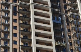 Wohngebäude im Bau.