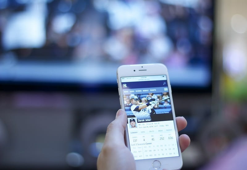 Ein Smartphone zeigt das Profil eines Baseballspielers.