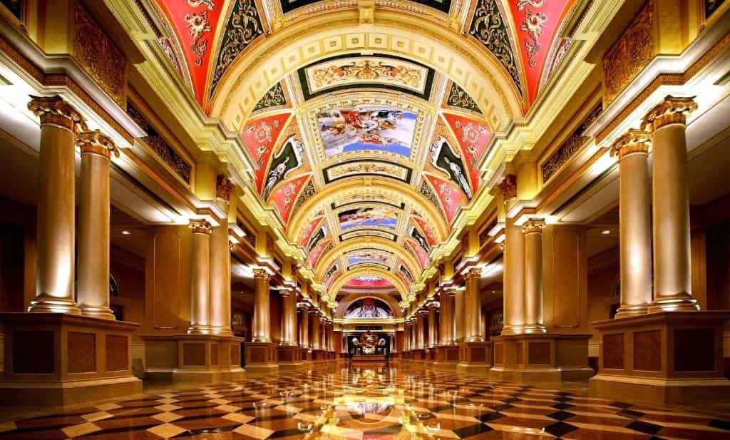 Das prunkvolle Venetian Casino Hotel in Macau mit Fresken im venezianischen Stil