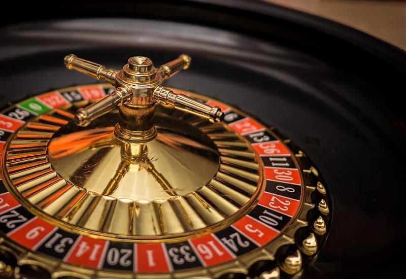 Ein Roulettespiel in einem Casino steht still.